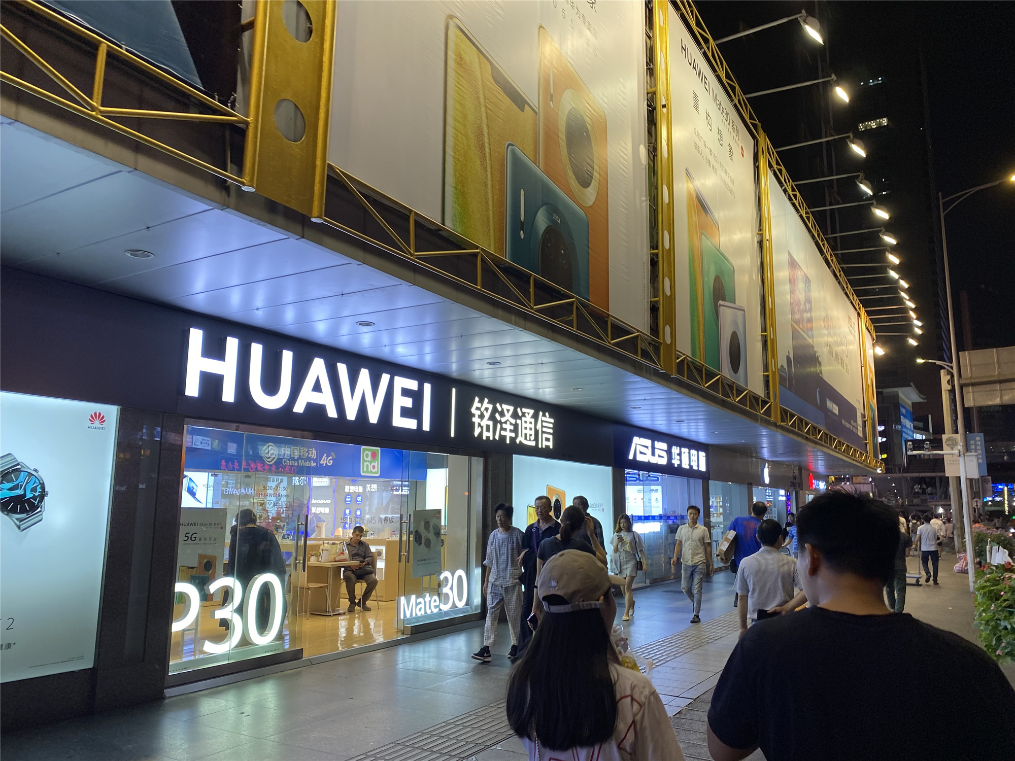 數(shù)碼電子城關(guān)門(mén)背后 電子產(chǎn)品實(shí)體店的生存困境與轉(zhuǎn)型之路